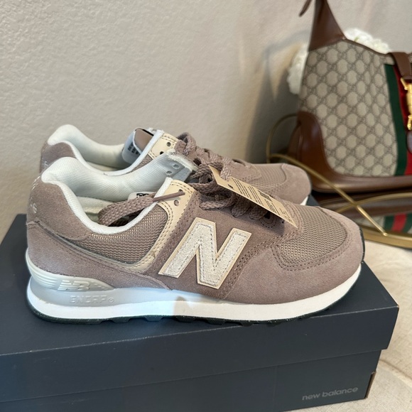New Balance 574
Color: beige - Picture 2 of 4